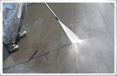 カラーベストおよびシングル葺屋根の、ゴミや旧塗膜浮き部を除去するために 高圧洗浄を行います。